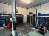 l'image d'un garage contenant de nombreux outils