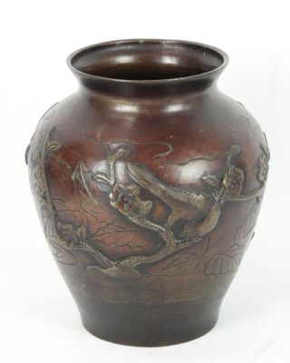 CHINE Vase balustre en bronze à décor d'oiseaux et de fleurs…