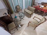 un salon avec des chaises et une table
