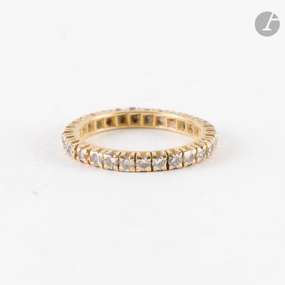 Gros plan sur une bague en or ornée de diamants