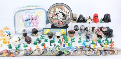 un grand nombre de jouets posés sur une table