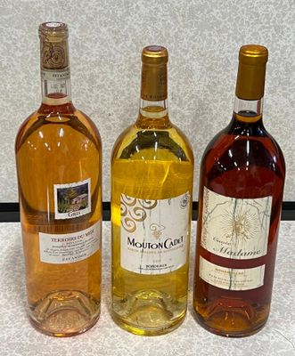 trois bouteilles de vin posées l'une à côté de l'autre sur une table