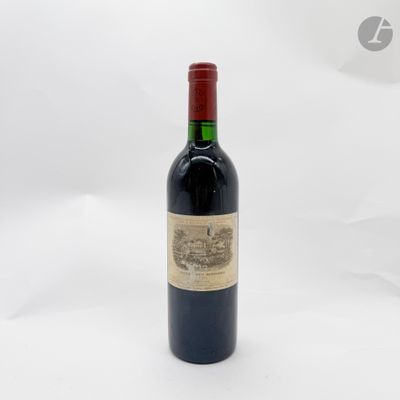 une bouteille de vin posée sur une table