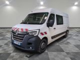 la photo d'une camionnette blanche garée dans une pièce