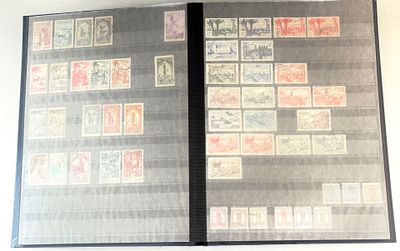 la photo d'un livre portant de nombreux timbres