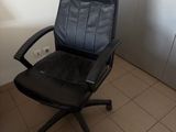 une chaise de bureau noire dans un coin de la pièce