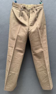 un gros plan sur un pantalon accroché au mur
