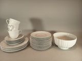 beaucoup d'assiettes et de tasses sur une table