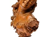une image représentant un buste en bois d'une femme posé sur un socle