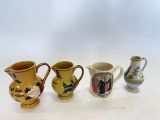 trois petits vases posés les uns à côté des autres sur une surface blanche