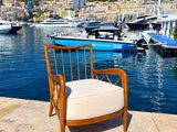 une chaise placée face à un plan d'eau