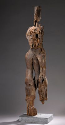 une image représentant une sculpture d'un homme tenant un morceau de bois