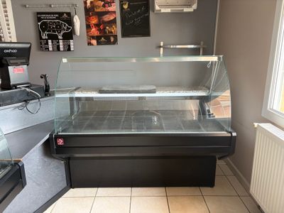 une image d'un comptoir de charcuterie dans un restaurant