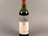 une bouteille de vin posée sur une table