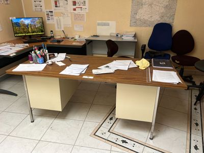 un bureau avec deux chaises et un ordinateur dessus