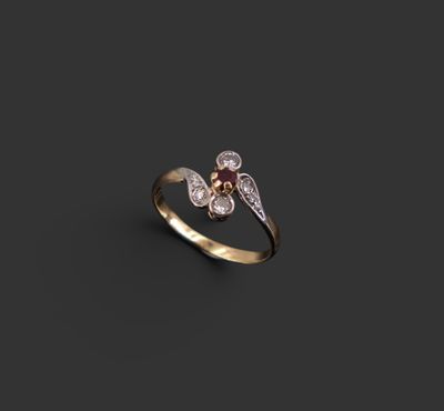 Bague en or 18K sertie d'un rubis et de petits diamants.