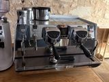 une machine à café posée sur une table, à côté d'un mixeur