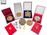 de nombreux types de médailles dans une boîte rouge