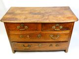 une commode en bois munie de poignées en laiton