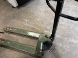 un cariste assis par terre dans un garage