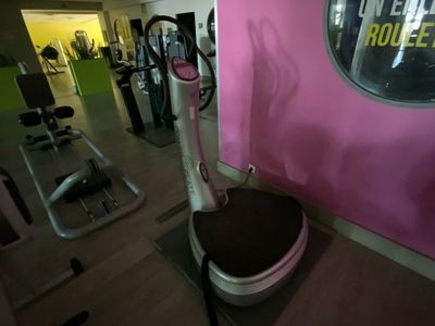des toilettes au milieu d'une salle de sport, avec un miroir