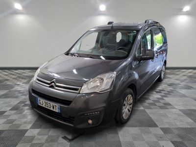 la camionnette grise est garée sur un sol en damier dans le garage