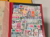 un livre avec des timbres, posé sur une table