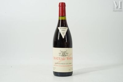 une bouteille de vin posée sur une table