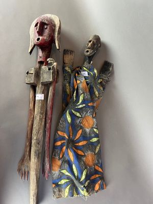 deux figurines accrochées l'une à côté de l'autre au mur