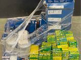 une palette remplie de cartons de sodas et un sac de sodas