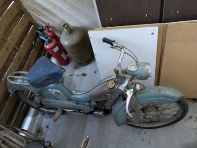 Mobylette bleue - Photo 1