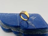 un gros plan d'une bague en or sertie d'une pierre bleue