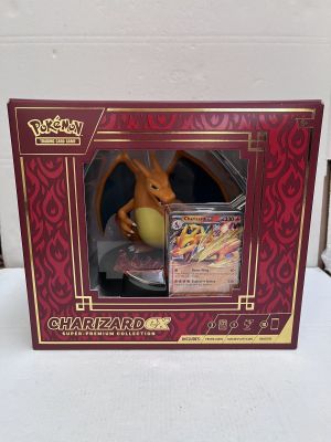 La boîte est ouverte pour montrer la figurine du Pokémon Charizard.