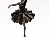 statue en bronze d'une ballerine sur un socle, sur fond blanc