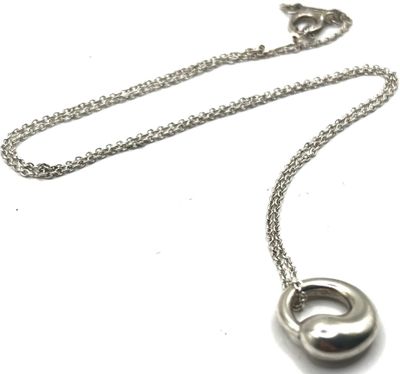 Collier en argent plaqué, orné d'un pendentif circulaire monté sur une chaîne en argent