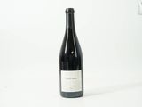 une bouteille de vin posée sur une table