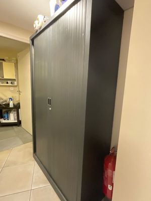 une armoire métallique dans un coin de la pièce