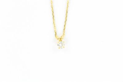 un collier en or jaune orné d'un pendentif en diamant monté sur une chaîne