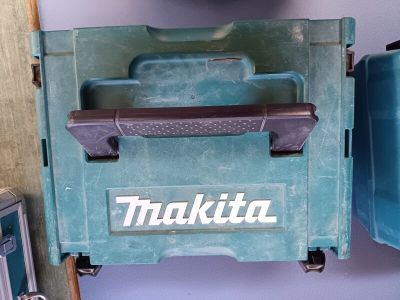 une photo d'une boîte à outils Makita posée sur une étagère