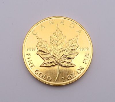 pièce d'or représentant une feuille d'érable sur un fond blanc