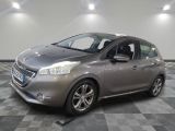 la voiture grise est garée dans le garage sur le sol en damier