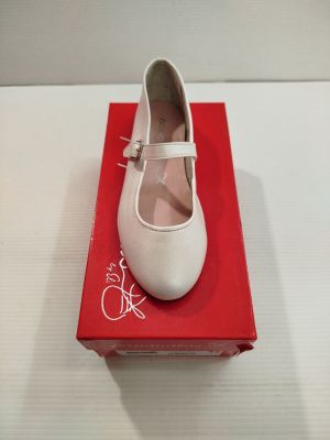 quelqu'un porte une paire de chaussures blanches posées sur une boîte rouge