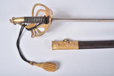 une épée avec une poignée en bois et une poignée en bois