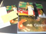 deux livres posés sur une table