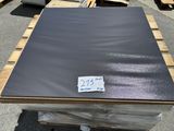 un gros plan sur une pile de tôles métalliques posée sur une palette
