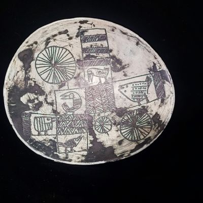 une image en noir et blanc d'un bol avec des motifs dessus