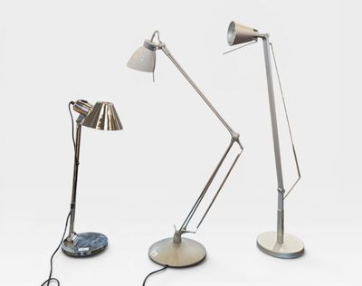 Réunion de trois lampes de bureau à bras articulé en métal, …