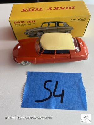 une petite voiture rouge avec un toit jaune et un tissu bleu
