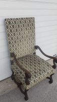 Fauteuil en noyer sculpté et mouluré, reposant sur quatre pi… (photo 2)
