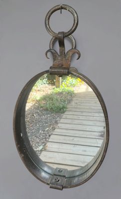 un petit miroir accroché au mur à côté d'une passerelle en bois